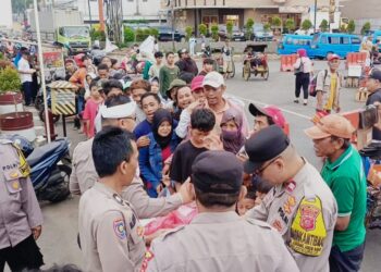 Polsek Citeureup Urai Macet Ngabuburit Sambil Bagikan 160 Paket Takjil