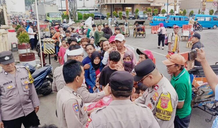 Polsek Citeureup Urai Macet Ngabuburit Sambil Bagikan 160 Paket Takjil