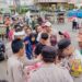 Polsek Citeureup Urai Macet Ngabuburit Sambil Bagikan 160 Paket Takjil