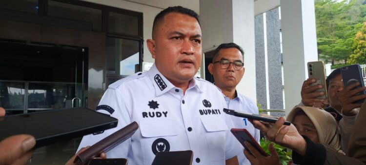 Atribut Partai Juga Bakal Dicopot? Bupati Rudy Susmanto Tegaskan Aturan Estetika Usai Sentilan Presiden Prabowo