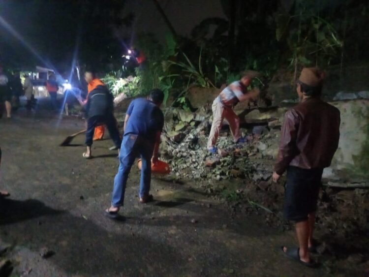 Vila di Hambalang Terdampak Longsor Akibat Hujan Deras, Akses Jalan Sempat Tertutup