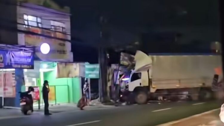 Truk Isuzu Giga Tabrak Toko Variasi Motor di Cibinong, Satu Orang Luka Ringan