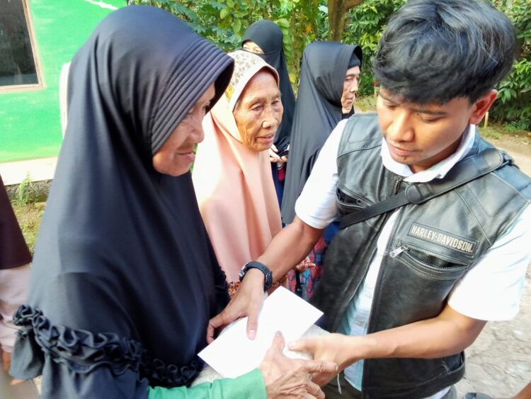 ‎Erik Felany Wijaya Salurkan 500 Paket Sembako bagi Lansia di Cileungsi ‎