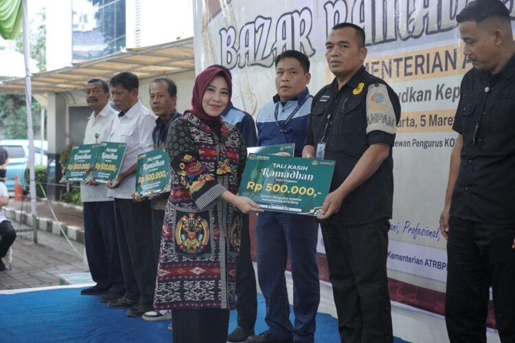 Kementerian ATR/BPN Berikan Santunan untuk Pegawai dalam Momen Bazar Ramadan 1447 H