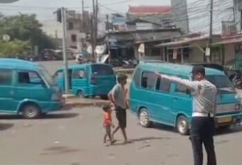 20 Angkot Ngetem di Kolong Flyover Cileungsi, Dadang: Masuk Terminal Atau Tilang