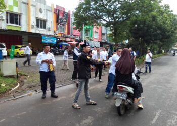 Aksi Berbagi Takjil Karang Taruna Cileungsi: Merajut Kebersamaan di Bulan Suci Ramadan