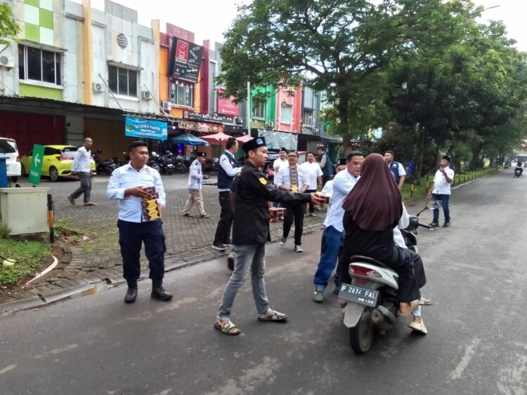 Aksi Berbagi Takjil Karang Taruna Cileungsi: Merajut Kebersamaan di Bulan Suci Ramadan