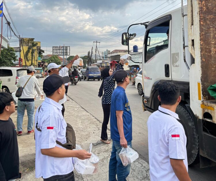 Katar Desa Tlajung Udik Bagikan Ratusan Takjil, Wujud Kepedulian Pemuda di Bulan Ramadan