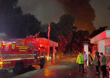 Tersambar Petir, Pabrik Plastik di Gunung Putri Ludes Terbakar