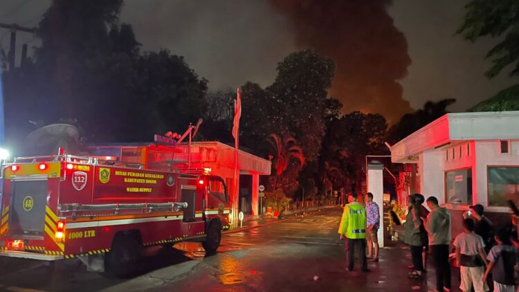 Tersambar Petir, Pabrik Plastik di Gunung Putri Ludes Terbakar