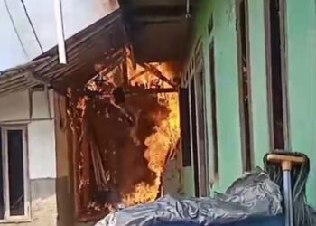 Korsleting Listrik, Dua Kamar Tidur dan Teras Rumah Ludes Terbakar