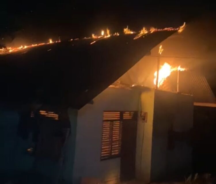 Satu Unit Rumah Terbakar, Berawal Percikan Dari Atap