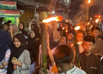 Cahaya Obor di Malam Takbiran, Tradisi yang Menghangatkan Kebersamaan Warga Dusun V Tlajung Udik