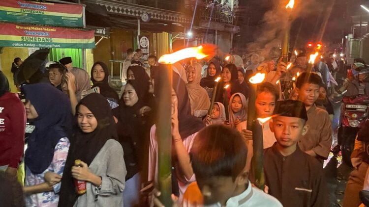 Cahaya Obor di Malam Takbiran, Tradisi yang Menghangatkan Kebersamaan Warga Dusun V Tlajung Udik