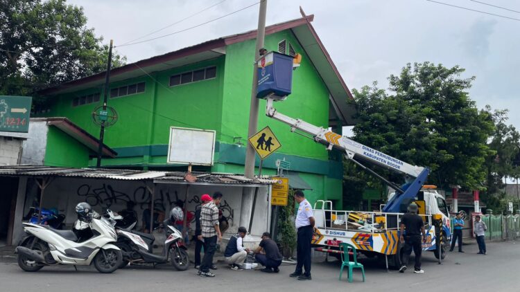 Hadiah Juara 3 se-Provinsi Jabar, Dishub Pasang 38 Lampu PJU di Desa Gunung Putri
