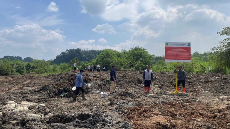 DLH Kabupaten Bogor Pasang Plang Pengawasan PPLH di Lokasi Pembuangan Limbah B3 Gunung Putri