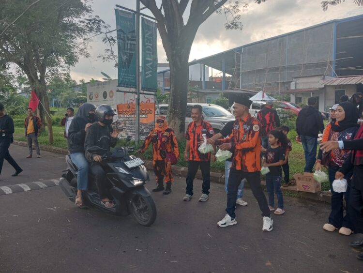 Aksi Sosial Ramadan: Pemuda Pancasila Cileungsi Bagikan 1.000 Takjil