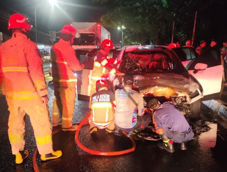 Gegara Overheat, Mobil Sedan Hangus Dilalap Api