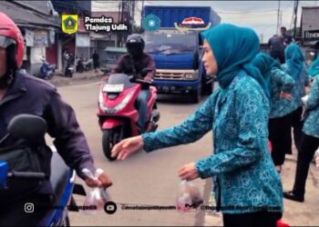 TP PKK Desa Tlajung Udik Bagikan Ratusan Takjil kepada Pengguna Jalan