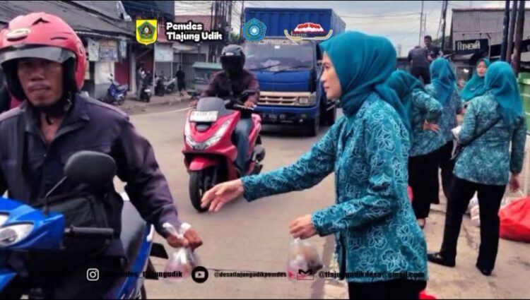 TP PKK Desa Tlajung Udik Bagikan Ratusan Takjil kepada Pengguna Jalan