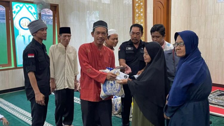 Karang Taruna Unit 19 Tlajung Udik Santuni 22 Anak Yatim dan 31 Duafa