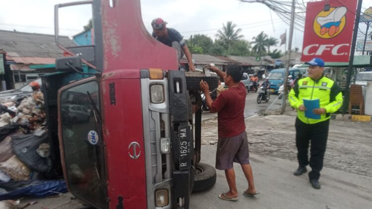 Hilang Kendali, Truk Muatan Sampah Terguling