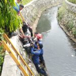 Damkar Evakuasi Sepeda Motor Masuk Kedalam Selokan di Cileungsi, Pengendara Alami Luka-luka