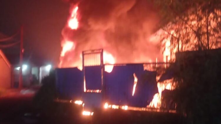 Dispenser Jadi Pemicu Terbakarnya Gudang Penyimpanan Busa Jok Mobil di Cileungsi