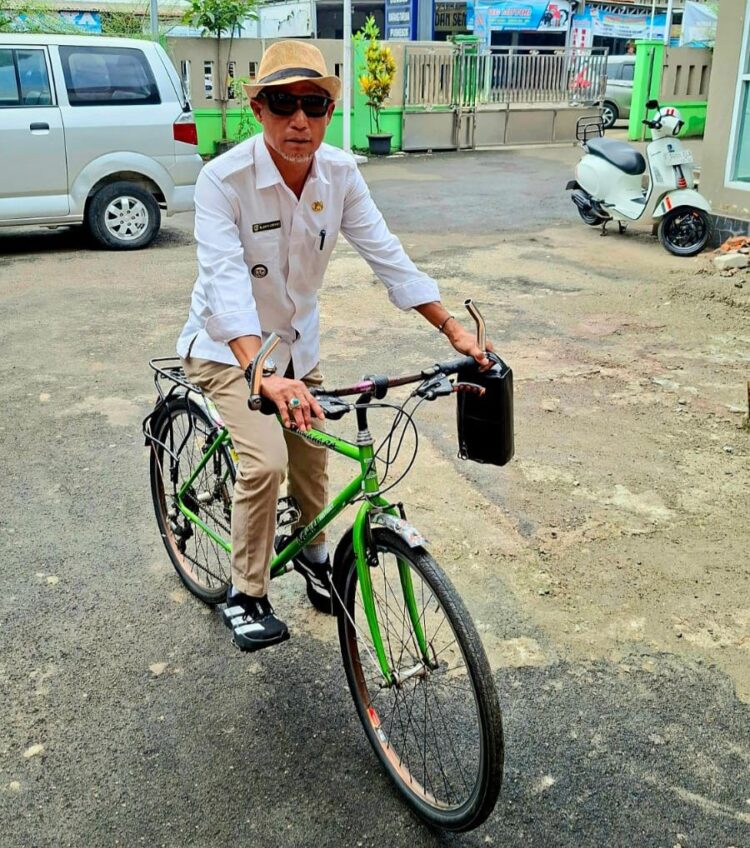 ‎Kades Bojong Nangka Gunakan Sepeda ke Kantor, Dukung Instruksi Bupati Bogor Hemat BBM dan Hidup Sehat