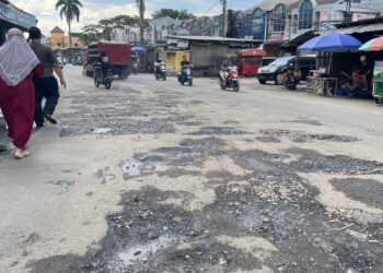‎Jalan GBJ Gunung Putri Rusak Lagi, Drainase dan PKL Diduga Jadi Biang Kerok