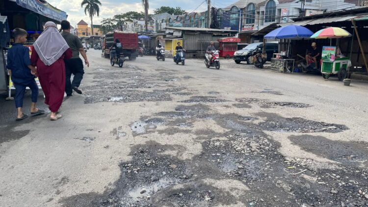 Jalan GBJ Gunung Putri Rusak Lagi, Drainase dan PKL Diduga Jadi Biang Kerok