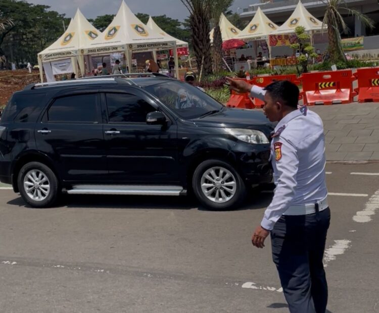 ‎Dishub Perketat Penindakan Parkir Liar di Gelora Pakansari, Puluhan Kendaraan Ditindak