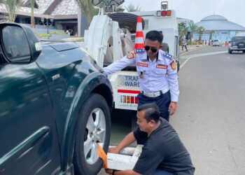 ‎Dishub Derek Mobil Parkir Sembarangan di Lingkar Pakansari