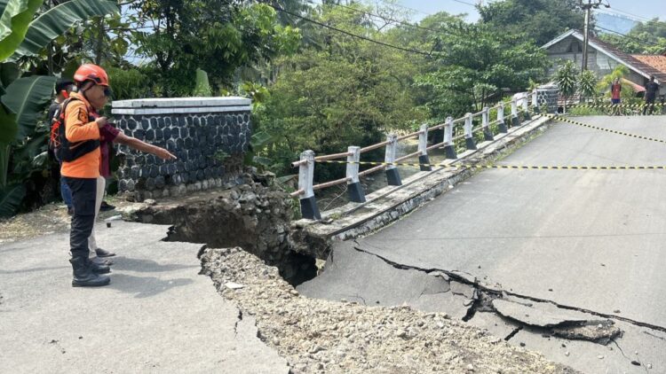 Jembatan Penghubung di Tanjungsari Bogor Amblas Diterjang Longsor, Akses Warga Lumpuh