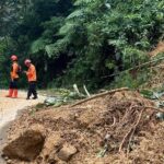 Jalan Raya Puncak 2 Bogor Tertutup Longsor, Pengendara Diminta Waspada