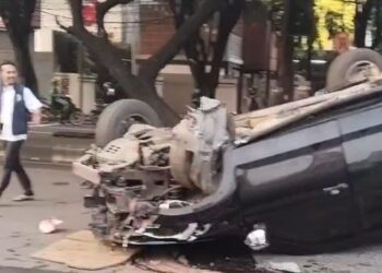 Naik ke Median Jalan, Minibus Terbalik di Jalan Transyogi Cibubur-Cileungsi