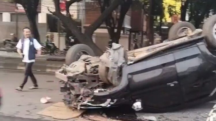 Naik ke Median Jalan, Minibus Terbalik di Jalan Transyogi Cibubur-Cileungsi