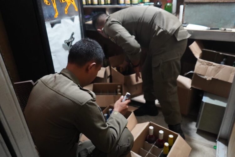 Satpol PP Kabupaten Bogor Tertibkan 257 Botol Miras Ilegal di Babakan Madang