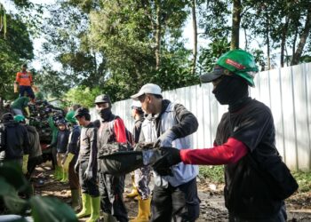 EIGER Adventure Land Angkut 6 Ton Sampah di Megamendung Puncak