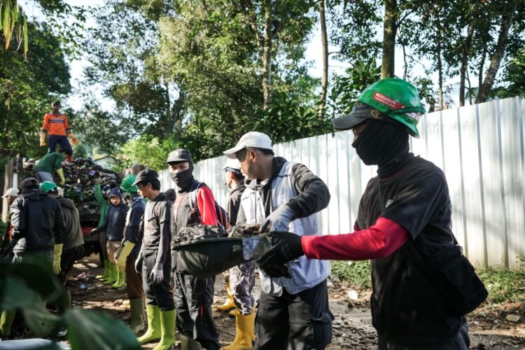 EIGER Adventure Land Angkut 6 Ton Sampah di Megamendung Puncak