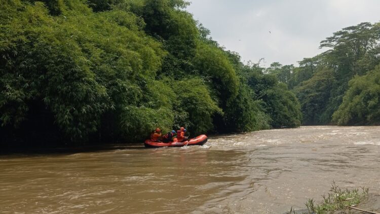 Bocah Hanyut di Sungai Ciliwung Ditemukan Meninggal Dunia
