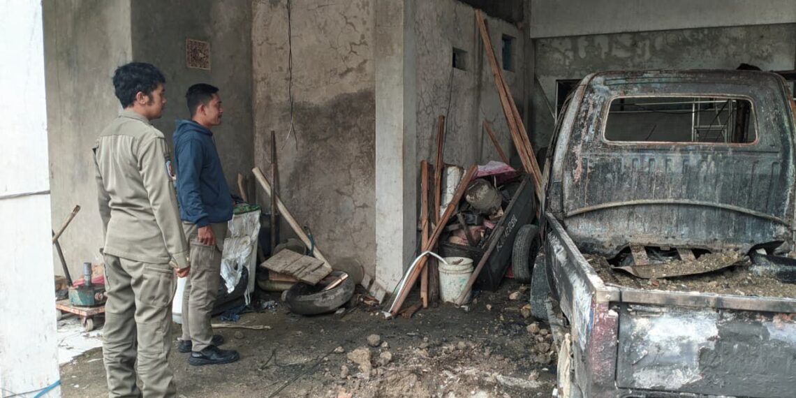 Mobil Pick Up Terbakar di Tenjolaya, Diduga Korsleting Saat Isi BBM