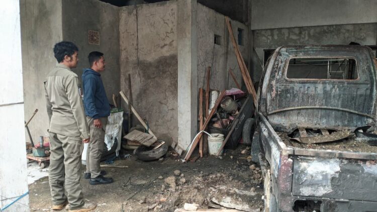 Mobil Pick Up Terbakar di Tenjolaya, Diduga Korsleting Saat Isi BBM
