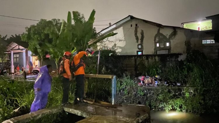 Bocah 4 Tahun Diduga Hanyut di Bojonggede Saat Bermain Hujan