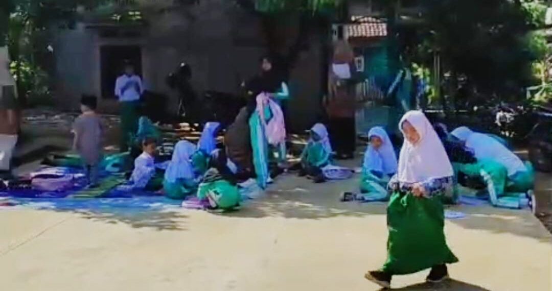 Miris! Siswa MI Al-Hikmah 01 Klapanunggal Belajar Pakai Terpal