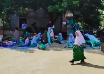 Miris! Siswa MI Al-Hikmah 01 Klapanunggal Belajar Pakai Terpal