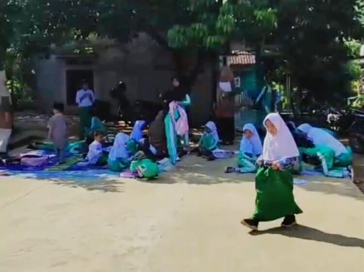 Miris! Siswa MI Al-Hikmah 01 Klapanunggal Belajar Pakai Terpal