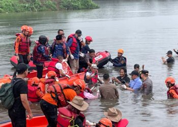Forkopimda Kabupaten Bogor Tangkap 200 Kg Ikan Invasif di Setu Citatah