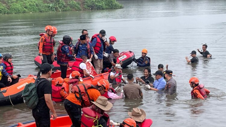 Forkopimda Kabupaten Bogor Tangkap 200 Kg Ikan Invasif di Setu Citatah