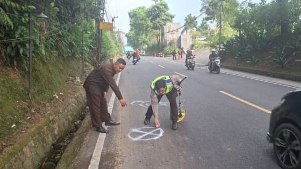 Hindari Motor di Turunan Lengser Puncak, Penumpang Wanita Tewas di Tempat